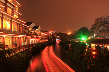 南京，霓虹香岸秦淮河